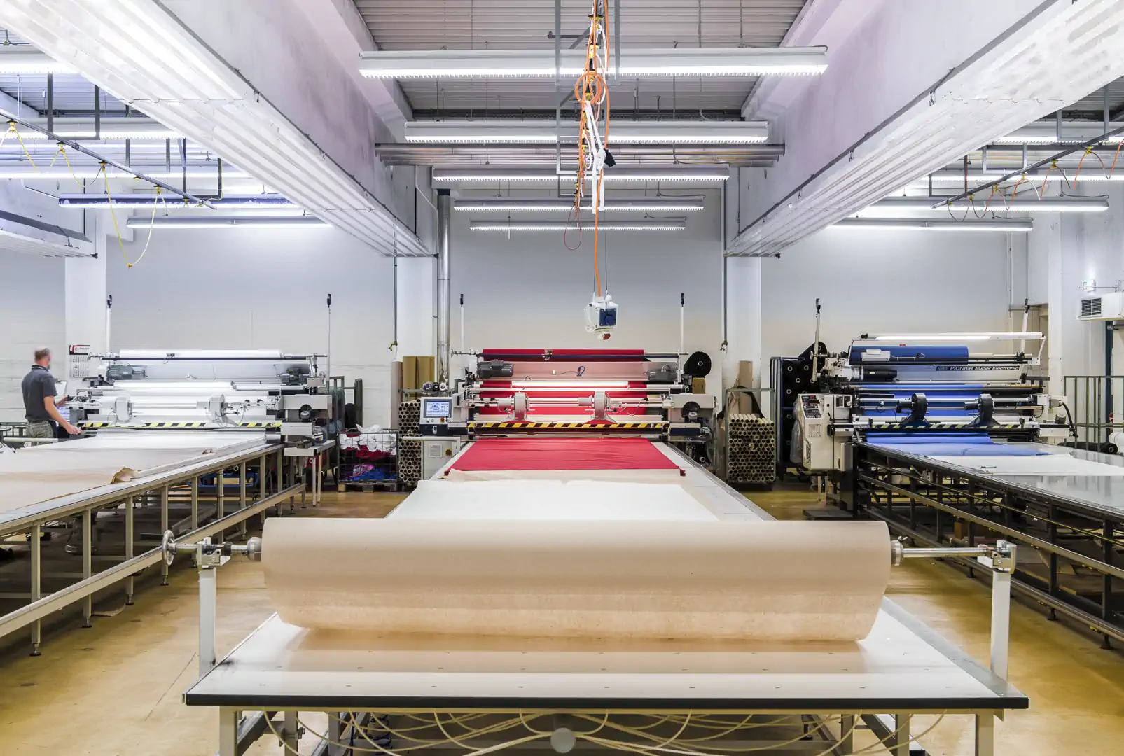 Fully automatic cutting machines and cutting tables